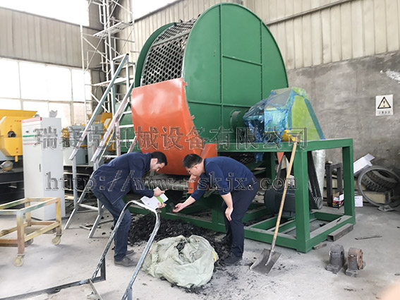 俄羅斯客戶購機(jī)輪胎撕碎機(jī)